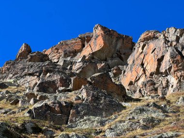 Albula Alpleri ve İsviçre dağ yolu üzerindeki sonbahar Alp dağlarında kayalar ve taşlar Fluela (Fluelapass), Zernez - Grisonlar Kantonu, İsviçre (Kanton Graubuenden, Schweiz)