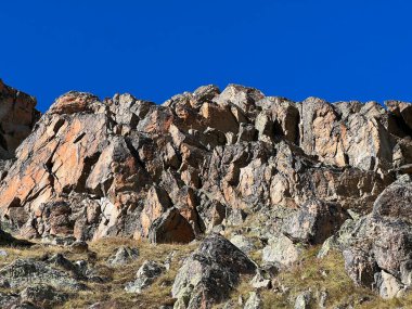 Albula Alpleri ve İsviçre dağ yolu üzerindeki sonbahar Alp dağlarında kayalar ve taşlar Fluela (Fluelapass), Zernez - Grisonlar Kantonu, İsviçre (Kanton Graubuenden, Schweiz)