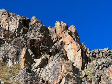 Albula Alpleri ve İsviçre dağ yolu üzerindeki sonbahar Alp dağlarında kayalar ve taşlar Fluela (Fluelapass), Zernez - Grisonlar Kantonu, İsviçre (Kanton Graubuenden, Schweiz)