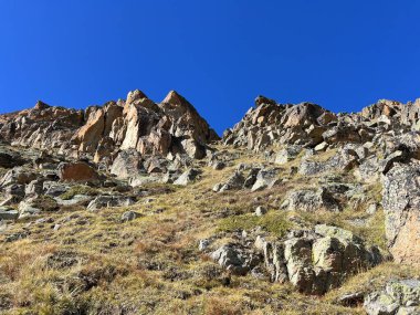 Albula Alpleri ve İsviçre dağ yolu üzerindeki sonbahar Alp dağlarında kayalar ve taşlar Fluela (Fluelapass), Zernez - Grisonlar Kantonu, İsviçre (Kanton Graubuenden, Schweiz)