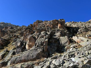 Albula Alpleri ve İsviçre dağ yolu üzerindeki sonbahar Alp dağlarında kayalar ve taşlar Fluela (Fluelapass), Zernez - Grisonlar Kantonu, İsviçre (Kanton Graubuenden, Schweiz)