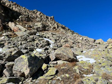Albula Alpleri ve İsviçre dağ yolu üzerindeki sonbahar Alp dağlarında kayalar ve taşlar Fluela (Fluelapass), Zernez - Grisonlar Kantonu, İsviçre (Kanton Graubuenden, Schweiz)