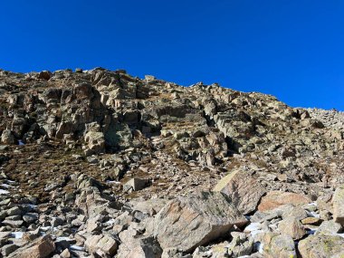 Albula Alpleri ve İsviçre dağ yolu üzerindeki sonbahar Alp dağlarında kayalar ve taşlar Fluela (Fluelapass), Zernez - Grisonlar Kantonu, İsviçre (Kanton Graubuenden, Schweiz)
