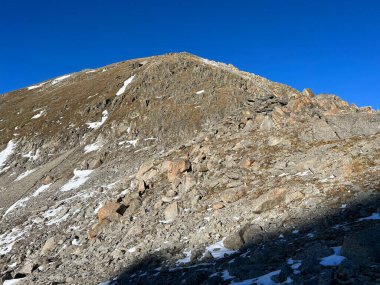Albula Alpleri ve İsviçre dağ yolu üzerindeki sonbahar Alp dağlarında kayalar ve taşlar Fluela (Fluelapass), Zernez - Grisonlar Kantonu, İsviçre (Kanton Graubuenden, Schweiz)