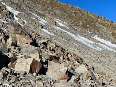 Albula Alpleri ve İsviçre dağ yolu üzerindeki sonbahar Alp dağlarında kayalar ve taşlar Fluela (Fluelapass), Zernez - Grisonlar Kantonu, İsviçre (Kanton Graubuenden, Schweiz)