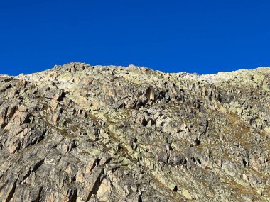 Albula Alpleri ve İsviçre dağ yolu üzerindeki sonbahar Alp dağlarında kayalar ve taşlar Fluela (Fluelapass), Zernez - Grisonlar Kantonu, İsviçre (Kanton Graubuenden, Schweiz)