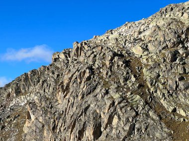 Albula Alpleri ve İsviçre dağ yolu üzerindeki sonbahar Alp dağlarında kayalar ve taşlar Fluela (Fluelapass), Zernez - Grisonlar Kantonu, İsviçre (Kanton Graubuenden, Schweiz)