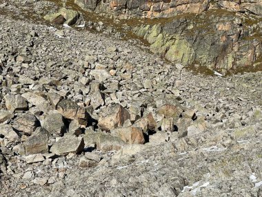 Albula Alpleri ve İsviçre dağ yolu üzerindeki sonbahar Alp dağlarında kayalar ve taşlar Fluela (Fluelapass), Zernez - Grisonlar Kantonu, İsviçre (Kanton Graubuenden, Schweiz)
