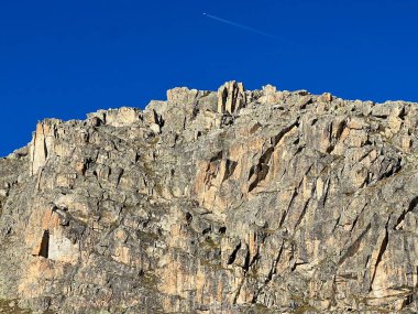 Albula Alpleri ve İsviçre dağ yolu üzerindeki sonbahar Alp dağlarında kayalar ve taşlar Fluela (Fluelapass), Zernez - Grisonlar Kantonu, İsviçre (Kanton Graubuenden, Schweiz)