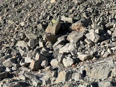 Albula Alpleri ve İsviçre dağ yolu üzerindeki sonbahar Alp dağlarında kayalar ve taşlar Fluela (Fluelapass), Zernez - Grisonlar Kantonu, İsviçre (Kanton Graubuenden, Schweiz)