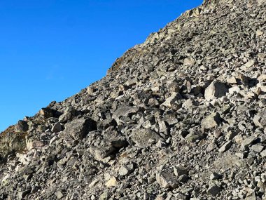 Albula Alpleri ve İsviçre dağ yolu üzerindeki sonbahar Alp dağlarında kayalar ve taşlar Fluela (Fluelapass), Zernez - Grisonlar Kantonu, İsviçre (Kanton Graubuenden, Schweiz)