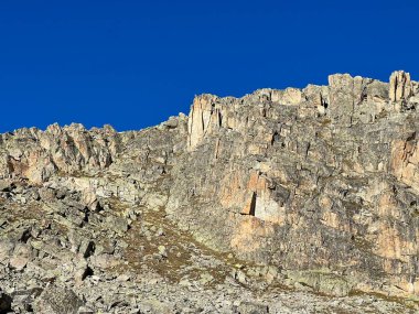 Albula Alpleri ve İsviçre dağ yolu üzerindeki sonbahar Alp dağlarında kayalar ve taşlar Fluela (Fluelapass), Zernez - Grisonlar Kantonu, İsviçre (Kanton Graubuenden, Schweiz)