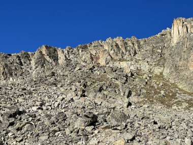 Albula Alpleri ve İsviçre dağ yolu üzerindeki sonbahar Alp dağlarında kayalar ve taşlar Fluela (Fluelapass), Zernez - Grisonlar Kantonu, İsviçre (Kanton Graubuenden, Schweiz)