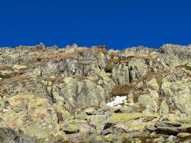 Albula Alpleri ve İsviçre dağ yolu üzerindeki sonbahar Alp dağlarında kayalar ve taşlar Fluela (Fluelapass), Zernez - Grisonlar Kantonu, İsviçre (Kanton Graubuenden, Schweiz)