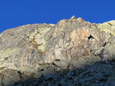 Albula Alpleri ve İsviçre dağ yolu üzerindeki sonbahar Alp dağlarında kayalar ve taşlar Fluela (Fluelapass), Zernez - Grisonlar Kantonu, İsviçre (Kanton Graubuenden, Schweiz)