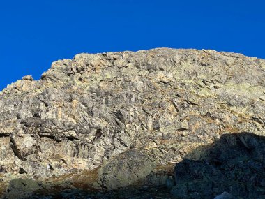 Albula Alpleri ve İsviçre dağ yolu üzerindeki sonbahar Alp dağlarında kayalar ve taşlar Fluela (Fluelapass), Zernez - Grisonlar Kantonu, İsviçre (Kanton Graubuenden, Schweiz)