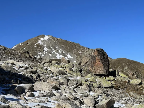 Skały Kamienie Jesiennym Alpejskim Środowisku Albuli Nad Szwajcarskim Przełęczą Górską — Zdjęcie stockowe