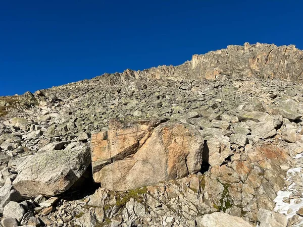 Felsen Und Steine Der Herbstlichen Alpinen Umgebung Der Albulalpen Und — Stockfoto