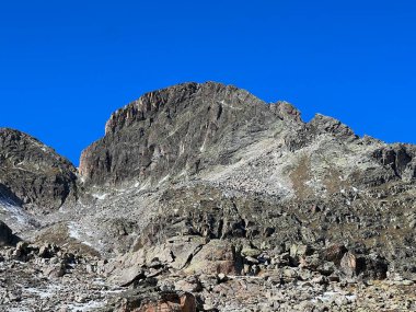 Albula Alpleri 'ndeki Rocky dağı zirvesi Piz Radont (3064 m) ve Alp Vadisi' ndeki Val Grialetsch, Zernez Kantonu, İsviçre (Kanton Graubuenden, Schweiz)