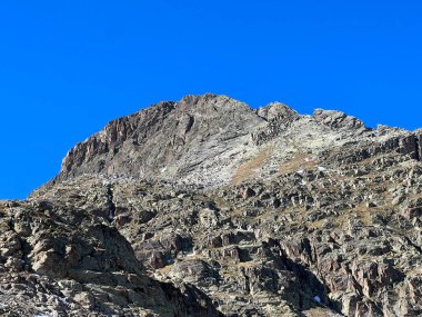 Albula Alpleri 'ndeki Rocky dağı zirvesi Piz Radont (3064 m) ve Alp Vadisi' ndeki Val Grialetsch, Zernez Kantonu, İsviçre (Kanton Graubuenden, Schweiz)