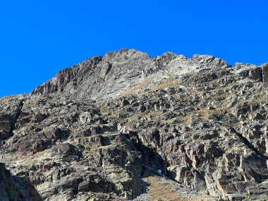 Albula Alpleri 'ndeki Rocky dağı zirvesi Piz Radont (3064 m) ve Alp Vadisi' ndeki Val Grialetsch, Zernez Kantonu, İsviçre (Kanton Graubuenden, Schweiz)