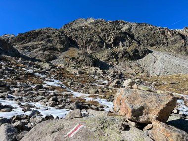 Albula Alpleri 'ndeki Rocky dağı zirvesi Piz Radont (3064 m) ve Alp Vadisi' ndeki Val Grialetsch, Zernez Kantonu, İsviçre (Kanton Graubuenden, Schweiz)