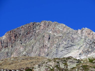 Albula Alpleri 'ndeki Rocky dağı zirvesi Piz Radont (3064 m) ve Alp Vadisi' ndeki Val Grialetsch, Zernez Kantonu, İsviçre (Kanton Graubuenden, Schweiz)
