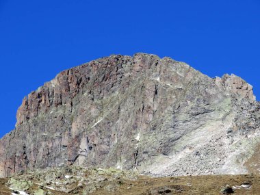 Albula Alpleri 'ndeki Rocky dağı zirvesi Piz Radont (3064 m) ve Alp Vadisi' ndeki Val Grialetsch, Zernez Kantonu, İsviçre (Kanton Graubuenden, Schweiz)