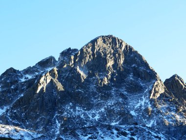Albula Alpleri 'ndeki Rocky dağı zirvesi Piz Radont (3064 m) ve Alp Vadisi' ndeki Val Grialetsch, Zernez Kantonu, İsviçre (Kanton Graubuenden, Schweiz)