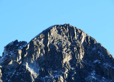 Albula Alpleri 'ndeki Rocky dağı zirvesi Piz Radont (3064 m) ve Alp Vadisi' ndeki Val Grialetsch, Zernez Kantonu, İsviçre (Kanton Graubuenden, Schweiz)