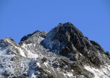 Albula Alpleri 'ndeki Piz Sarsura (3175 m) tepesine ve Alp Vadisi' ndeki Val Grialetsch, Zernez - Kanton of Grisons, İsviçre (Kanton Graubuenden, Schweiz)