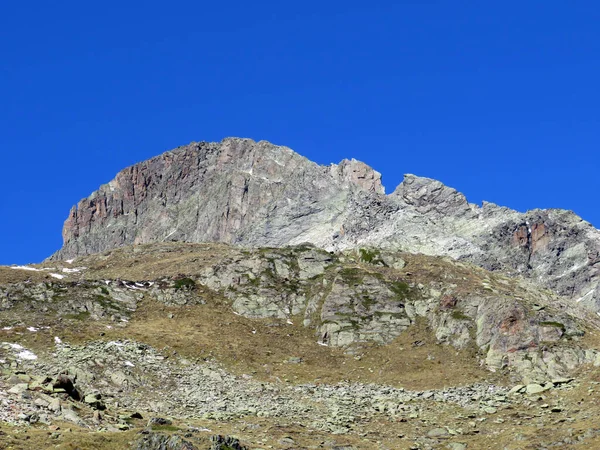洛矶山峰位于瑞士格里森斯州瓦尔格里莱奇的Albula阿尔卑斯山和高山谷上方的Piz Radont或Piz Radoent 3064米 — 图库照片