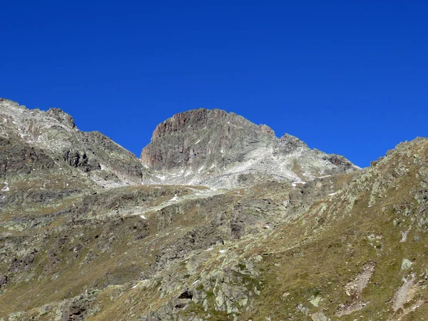 洛矶山峰位于瑞士格里森斯州瓦尔格里莱奇的Albula阿尔卑斯山和高山谷上方的Piz Radont或Piz Radoent 3064米 — 图库照片