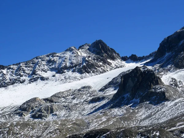 アルプスの岩の多い山のピークピズ サルーラ 3175 とアルプスの谷の上の最初の雪ヴァル グリアレッシュ ツェルネス スイスのグリソンのカントン カントン グラウブエンデン スイス — ストック写真
