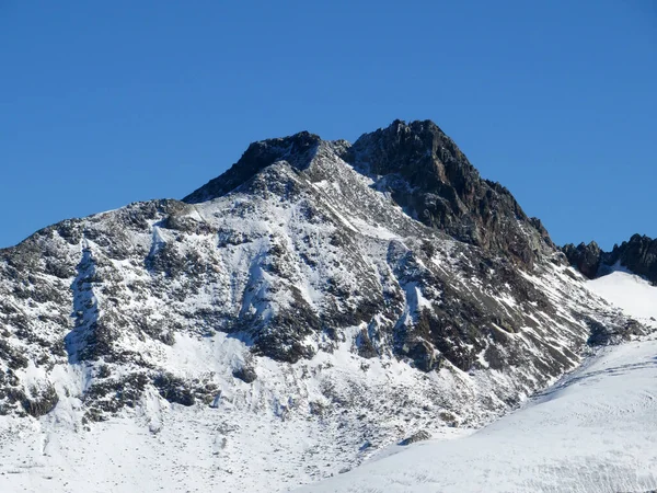 První Sníh Skalnatém Vrcholu Piz Sarsura 3175 Alpách Nad Alpským — Stock fotografie