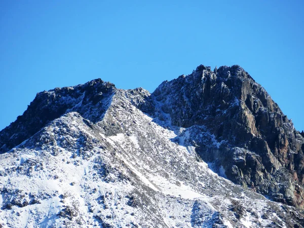 Eerste Sneeuw Rotspiek Piz Sarsura 3175 Albulalpen Boven Het Alpendal — Stockfoto