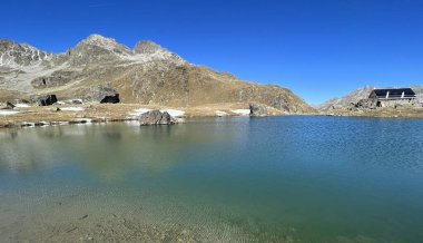 Albula Alpleri, Zernez - İsviçre 'nin Grisonlar Kantonu (Kanton Graubuenden, Schweiz) bölgesinde dağ kulübesinde (Chamanna da Grialetsch CAS veya Grialetsch-Huette SAC) yüksek dağlık göller vardır.)