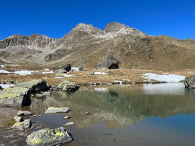 Albula Alpleri, Zernez - İsviçre 'nin Grisonlar Kantonu (Kanton Graubuenden, Schweiz) bölgesinde dağ kulübesinde (Chamanna da Grialetsch CAS veya Grialetsch-Huette SAC) yüksek dağlık göller vardır.)