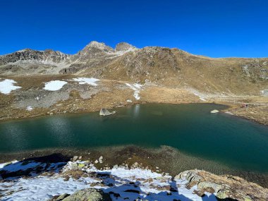 Albula Alpleri, Zernez - İsviçre 'nin Grisonlar Kantonu (Kanton Graubuenden, Schweiz) bölgesinde dağ kulübesinde (Chamanna da Grialetsch CAS veya Grialetsch-Huette SAC) yüksek dağlık göller vardır.)