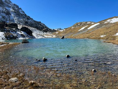 Albula Alpleri, Zernez - İsviçre 'nin Grisonlar Kantonu (Kanton Graubuenden, Schweiz) bölgesinde dağ kulübesinde (Chamanna da Grialetsch CAS veya Grialetsch-Huette SAC) yüksek dağlık göller vardır.)