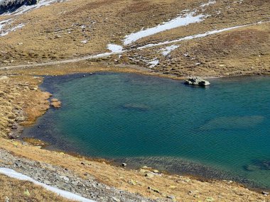 Albula Alpleri, Zernez - İsviçre 'nin Grisonlar Kantonu (Kanton Graubuenden, Schweiz) bölgesinde dağ kulübesinde (Chamanna da Grialetsch CAS veya Grialetsch-Huette SAC) yüksek dağlık göller vardır.)
