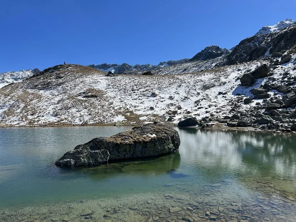 Υψηλές Αλπικές Λίμνες Δίπλα Από Την Καλύβα Στο Βουνό Chamanna — Φωτογραφία Αρχείου