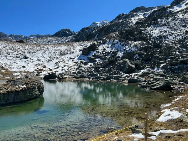 Albula Alpleri, Zernez - İsviçre 'nin Grisonlar Kantonu (Kanton Graubuenden, Schweiz) bölgesinde dağ kulübesinde (Chamanna da Grialetsch CAS veya Grialetsch-Huette SAC) yüksek dağlık göller vardır.)