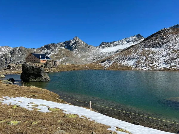 Albula Alpleri, Zernez - İsviçre 'nin Grisonlar Kantonu (Kanton Graubuenden, Schweiz) bölgesinde dağ kulübesinde (Chamanna da Grialetsch CAS veya Grialetsch-Huette SAC) yüksek dağlık göller vardır.)