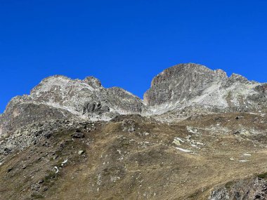 Rocky Dağı Albula Alpleri 'nde Raduner Chopf veya Raduener Choepf (3023 m) ve Piz Radont (3064 m) tepeleri, Zernez - Kanton of Grisons, İsviçre (Kanton Graubuenden, Schweiz)