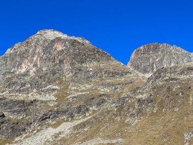 Rocky Dağı Albula Alpleri 'nde Raduner Chopf veya Raduener Choepf (3023 m) ve Piz Radont (3064 m) tepeleri, Zernez - Kanton of Grisons, İsviçre (Kanton Graubuenden, Schweiz)