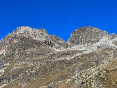 Rocky Dağı Albula Alpleri 'nde Raduner Chopf veya Raduener Choepf (3023 m) ve Piz Radont (3064 m) tepeleri, Zernez - Kanton of Grisons, İsviçre (Kanton Graubuenden, Schweiz)