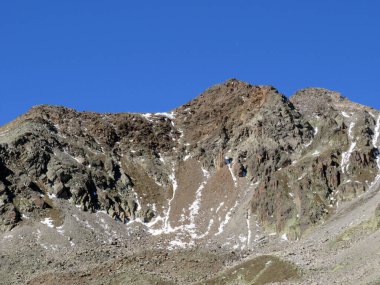 Albula Alpleri 'ndeki Rocky Dağı zirvesi Raduner Rothorn (3021 m) ve Alp Vadisi' ndeki Val Grialetsch, Zernez - Kanton of Grisons, İsviçre (Kanton Graubuenden, Schweiz))