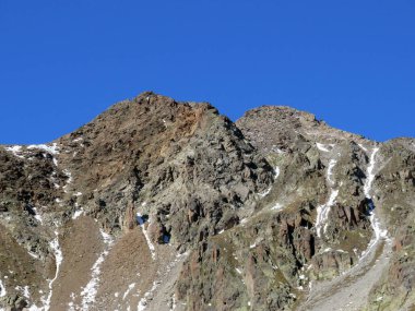 Albula Alpleri 'ndeki Rocky Dağı zirvesi Raduner Rothorn (3021 m) ve Alp Vadisi' ndeki Val Grialetsch, Zernez - Kanton of Grisons, İsviçre (Kanton Graubuenden, Schweiz))
