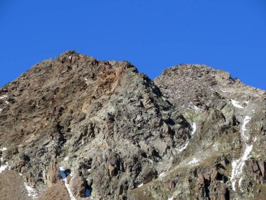 Albula Alpleri 'ndeki Rocky Dağı zirvesi Raduner Rothorn (3021 m) ve Alp Vadisi' ndeki Val Grialetsch, Zernez - Kanton of Grisons, İsviçre (Kanton Graubuenden, Schweiz))